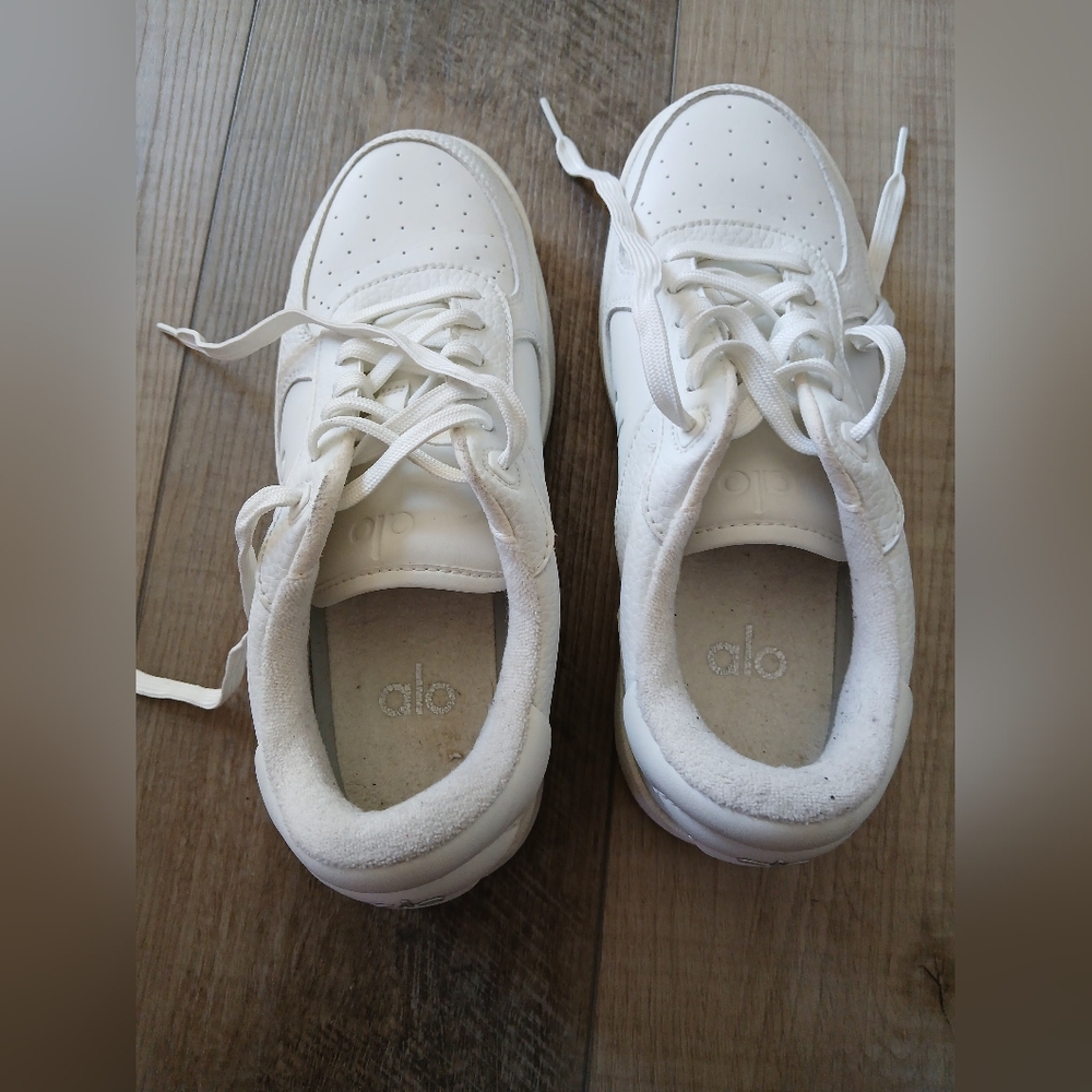 ALO Recovery Mode Sneakers in Natural White/Gum. W (7) M(5.5) - Picture 9 of 11